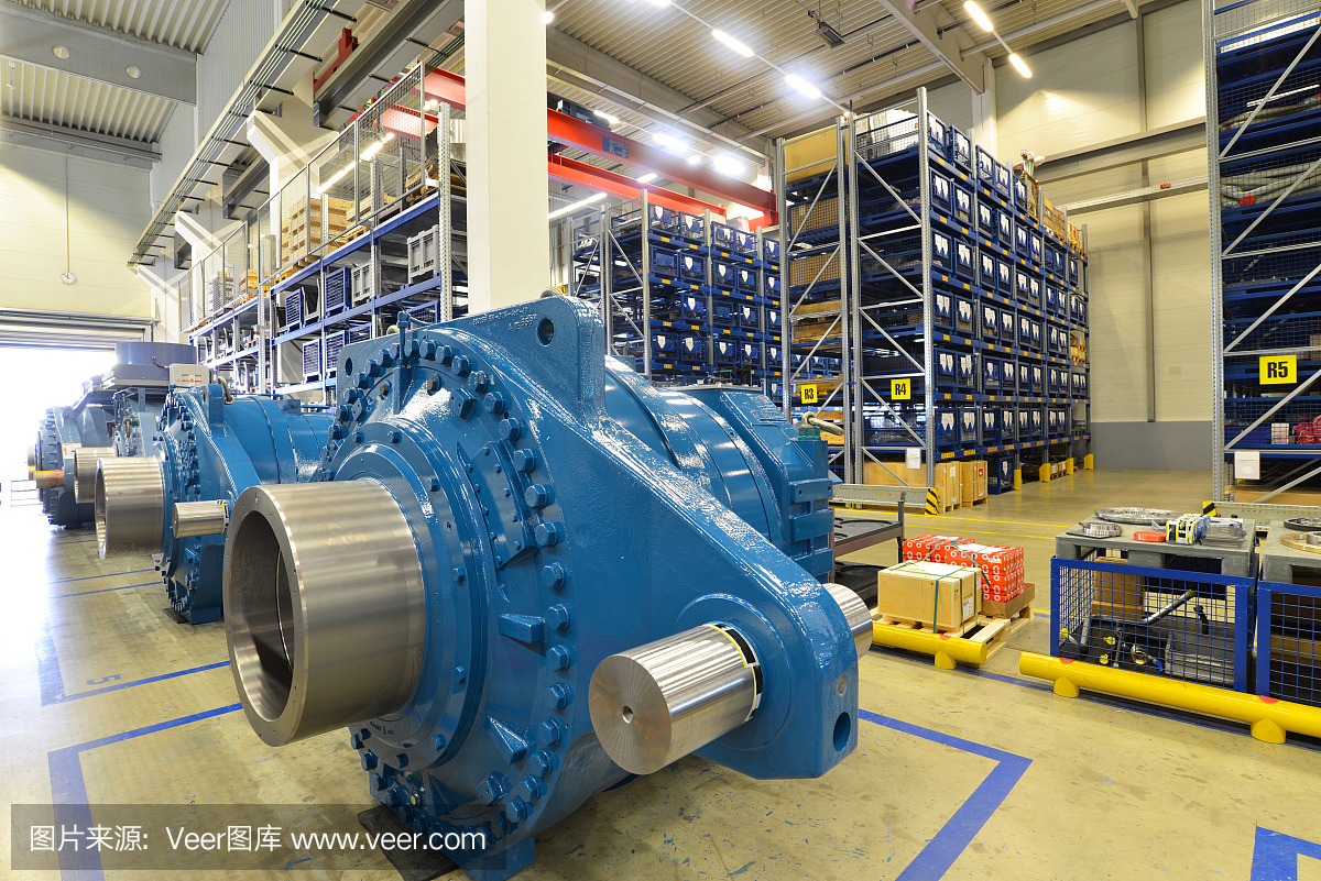 在一个工业仓库中为风力涡轮机完成的齿轮箱-现代机械工程工厂
